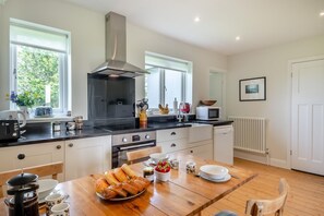 Microwave, oven, dishwasher, cookware/dishes/utensils - 2 Bed in Sudbourne (oc-lodbu) (Sudbourne)