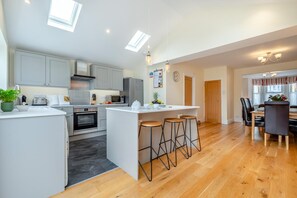 Microwave, oven, dishwasher, high chair - 3 Bed in Padstow (oc-s32431) (Padstow)