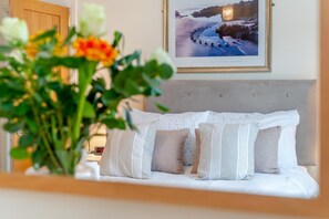 Iron/ironing board, travel cot, free WiFi, bed sheets - 3 Bed in Padstow (oc-s32431) (Padstow)