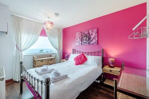 Iron/ironing board, free WiFi, bed sheets - 4 Bed in Port Mulgrave (oc-wa302) (Port Mulgrave)