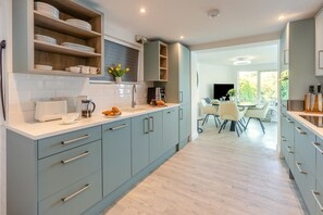 Dishwasher, cookware/dishes/utensils - 1 Bed in Padstow (oc-t32456) (Padstow)