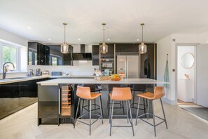 Microwave, oven, dishwasher, high chair - 4 Bed in Wrentham (oc-s32281) (Wrentham)