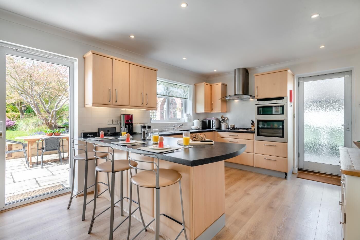 Microwave, oven, dishwasher, cookware/dishes/utensils