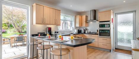 Microwave, oven, dishwasher, cookware/dishes/utensils