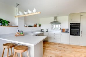 Microwave, oven, dishwasher, cookware/dishes/utensils - 2 Bed in Newton (oc-swro) (Newton)