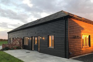 Exterior - 2 Bed in Newton (oc-swro) (Newton)