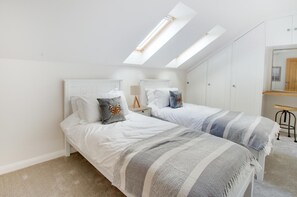 Iron/ironing board, free WiFi, bed sheets - 2 Bed in Newton (oc-swro) (Newton)