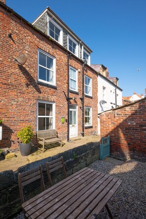 Outdoor dining - 4 Bed in Whitby (oc-w001) (Whitby)