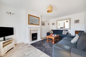 TV - 4 Bed in Whitby (oc-w001) (Whitby)