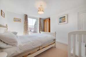 Iron/ironing board, travel cot, free WiFi - 4 Bed in Whitby (oc-w001) (Whitby)