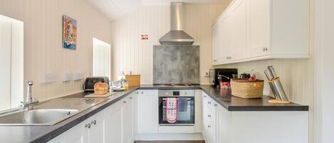 Micro-ondes, four, lave-vaisselle, chaise haute