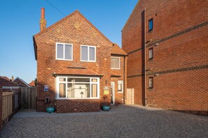 Exterior - 3 Bed in Whitby (oc-w015) (Whitby)