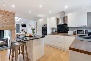 Microwave, oven, dishwasher, highchair - 3 Bed in Whitby (oc-w015) (Whitby)