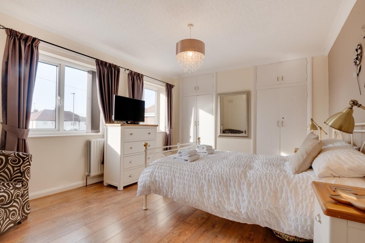 アイロン / アイロン台、WiFi (無料)、ベッドシーツ