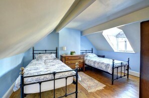 3 bedrooms, iron/ironing board, travel cot, free WiFi - 3 Bed in Whitby (oc-w023) (Whitby)