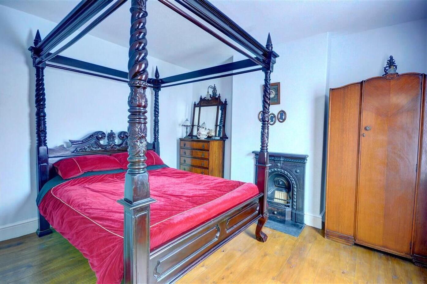 3 chambres, fer et planche à repasser, lit de bébé portatif