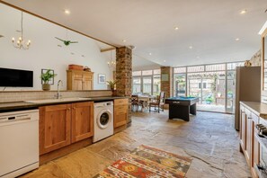 Microwave, oven, dishwasher, high chair - 4 Bed in Cawton (oc-t32408) (Cawton)