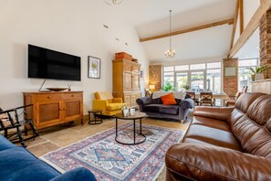 TV, fireplace - 4 Bed in Cawton (oc-t32408) (Cawton)