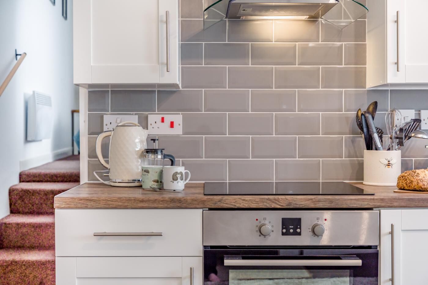 Four à micro-ondes, un four, vaisselle et ustensiles