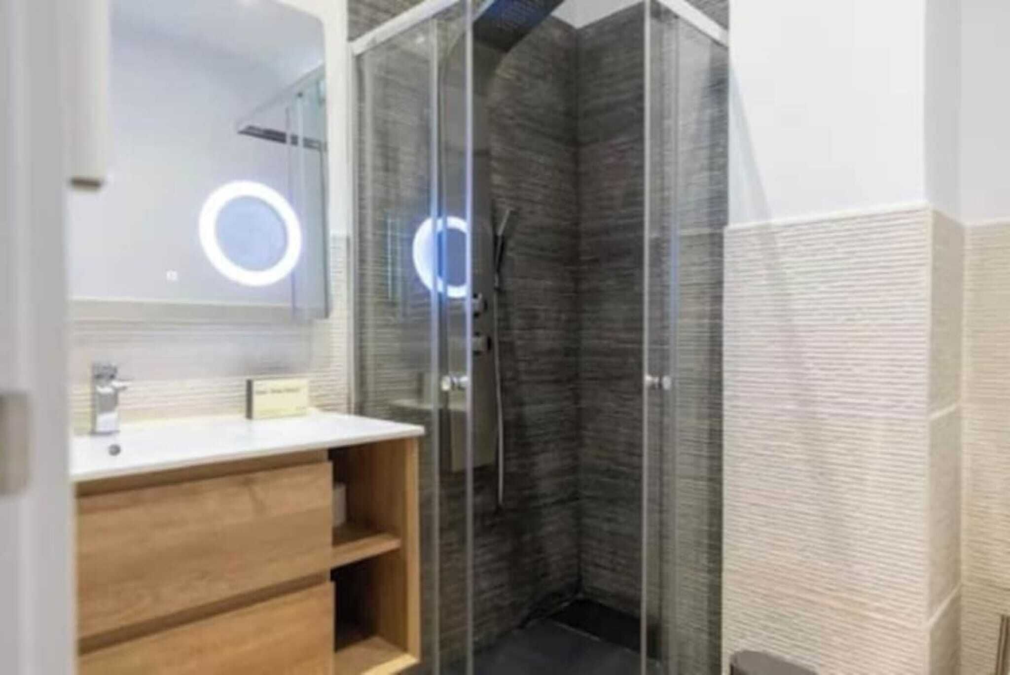 Een haardroger, handdoeken