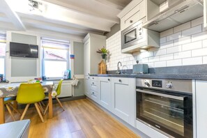 Microwave, oven, dishwasher, cookware/dishes/utensils - 2 Bed in Whitby (oc-w322) (Whitby)