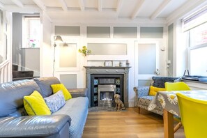 TV - 2 Bed in Whitby (oc-w322) (Whitby)