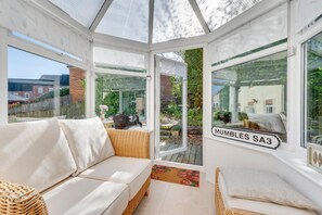 TV - 3 Bed in Mumbles (oc-hh386) (The Mumbles)