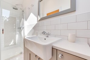 Towels - 3 Bed in Mumbles (oc-hh386) (The Mumbles)