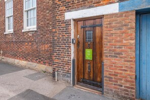 Exterior detail - 2 Bed in Whitby (oc-w975) (Whitby)