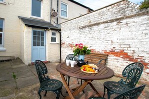 Outdoor dining - 3 Bed in Whitby (oc-w145) (Whitby)