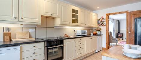 Micro-ondes, four, chaise haute