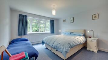 Iron/ironing board, free WiFi, bed sheets