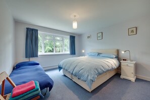 Tabla de planchar con plancha, wifi gratis y ropa de cama 