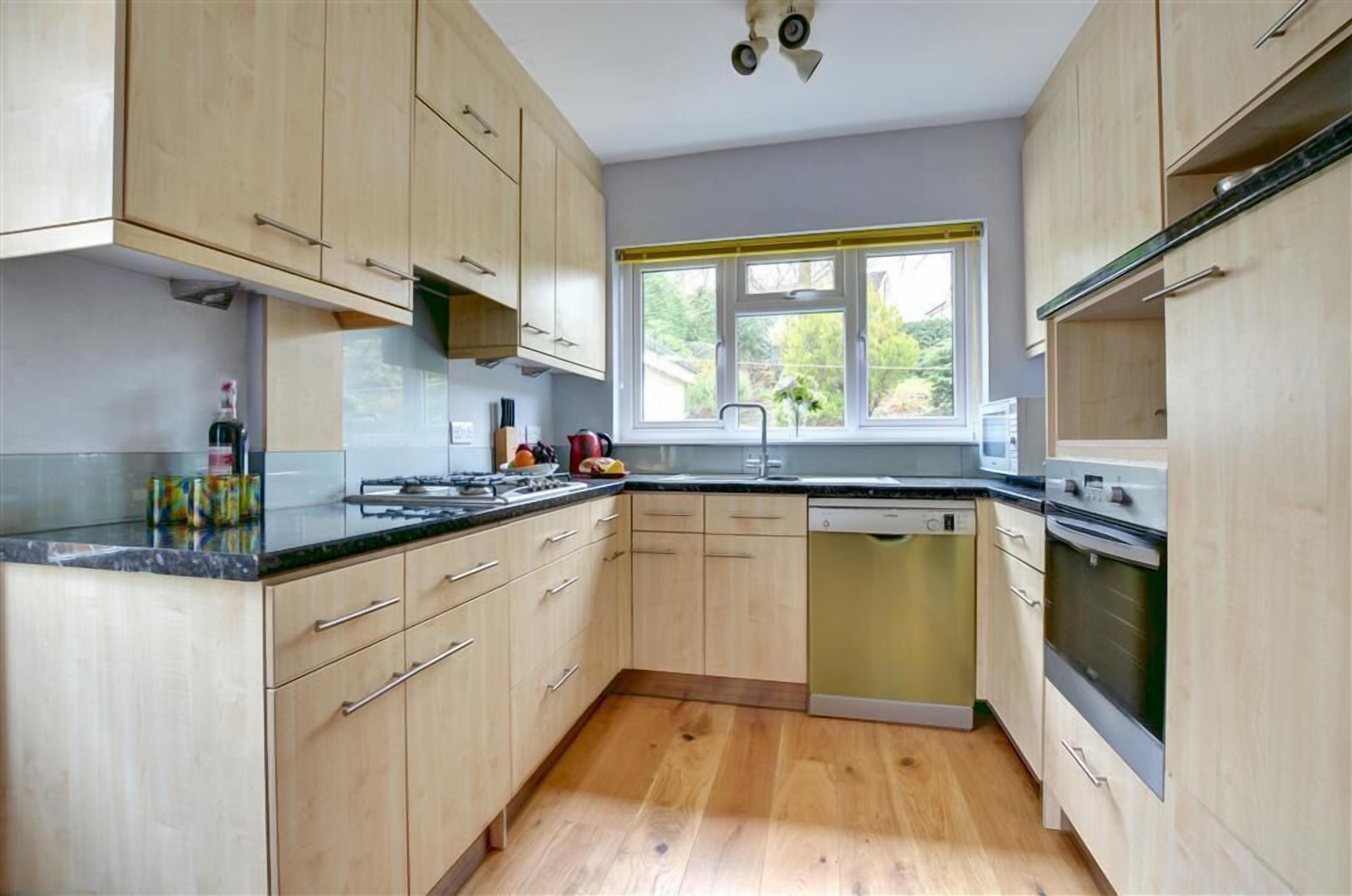 電子レンジ、オーブン、食器洗い機、ハイチェア