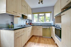 Microwave, oven, dishwasher, high chair - 4 Bed in Ilkley (oc-ds168) (Ilkley)