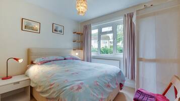 Iron/ironing board, free WiFi, bed sheets