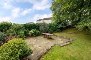 Outdoor dining - 4 Bed in Ilkley (oc-ds168) (Ilkley)