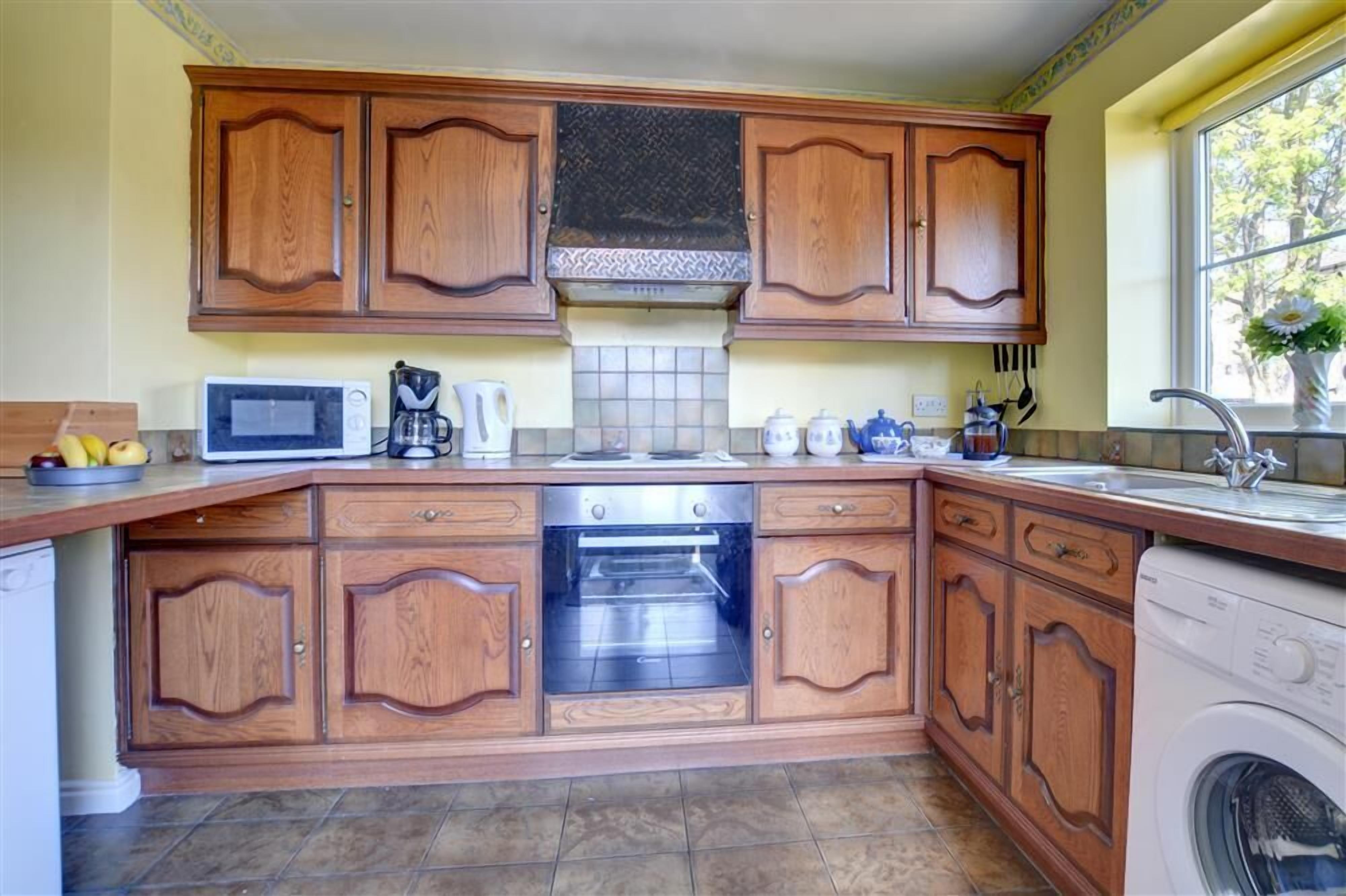 Mikrobølgeovn, ovn, oppvaskmaskin og høy barnestol