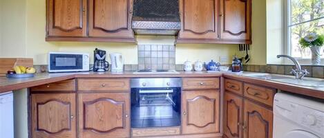 Mikrobølgeovn, ovn, oppvaskmaskin og høy barnestol