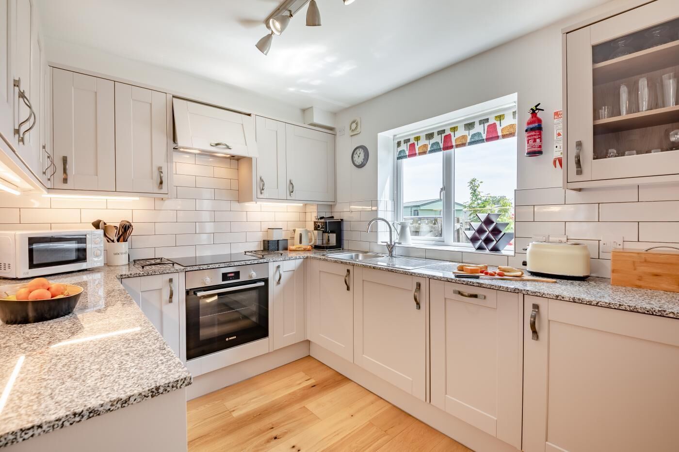 Mikrobølgeovn, ovn, høy barnestol og kjøkkenutstyr