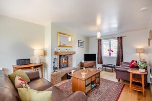 TV, fireplace - 2 Bed in Seahouses (oc-e32285) (Seahouses)