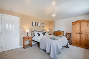 Iron/ironing board, travel cot, free WiFi, bed sheets - 2 Bed in Seahouses (oc-e32285) (Seahouses)