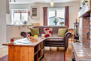 TV, fireplace - 2 Bed in Seahouses (oc-e32285) (Seahouses)