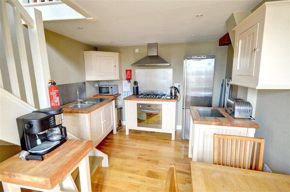 A compact kitchen with a microwave, stove, and refrigerator. - 2 Bed in Scarborough (oc-s878) (Scarborough)