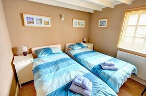 Iron/ironing board, travel cot, free WiFi, bed sheets - 2 Bed in Scarborough (oc-s878) (Scarborough)