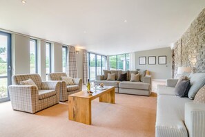 TV - 4 Bed in Catsash (oc-u32332) (Newport)