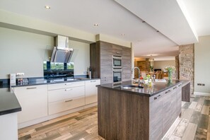 Mikrowelle, Ofen, Geschirrspüler, Hochstuhl