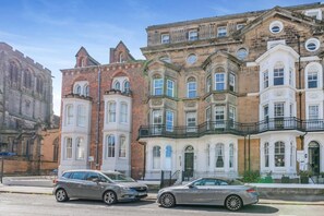Exterior - 2 Bed in Whitby (oc-w811) (Whitby)