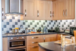 Microwave, oven, dishwasher, high chair - 2 Bed in Whitby (oc-w811) (Whitby)