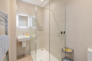Towels - 2 Bed in Whitby (oc-w811) (Whitby)